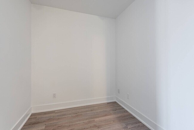 Photo - 1-621 Belsize Dr