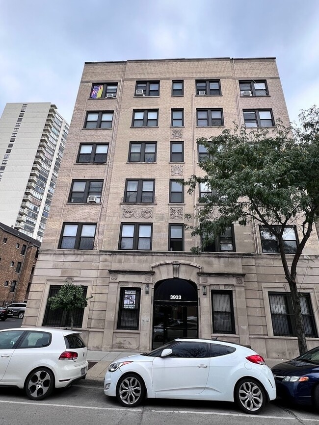 Photo - 3931 N Clarendon Ave Apartments Unit 109