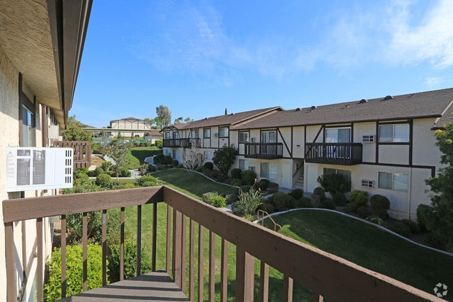1 BR, 1 BA - 700 SF