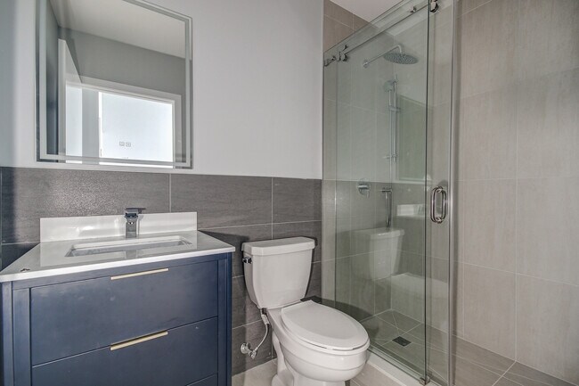 Photo - 453 Dundas St W Unit 3