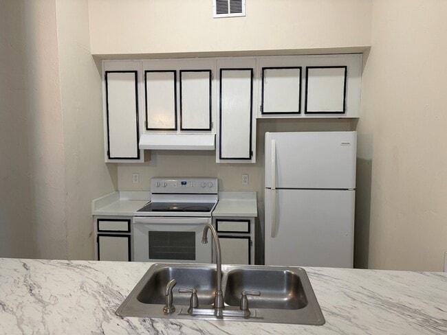 Building Photo - 1812 W Tharpe St Unit Apt J