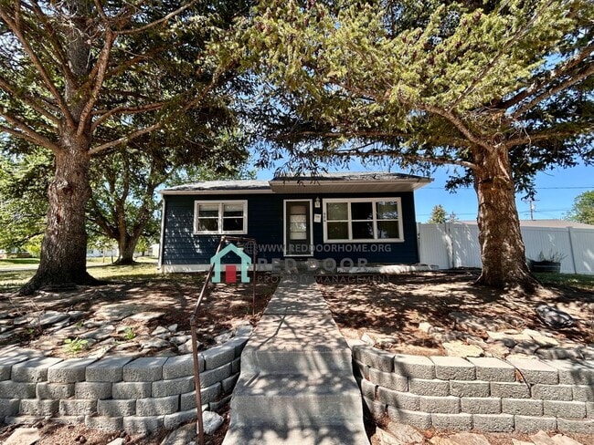 Building Photo - Spacious 3 Bed, 2 Bath Home