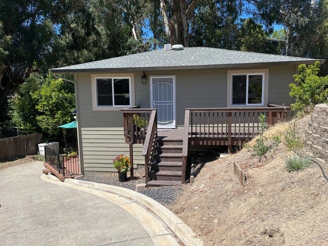 Building Photo - Fully Renovated 1-Bedroom Duplex with Large Outdoor Patio in Martinez