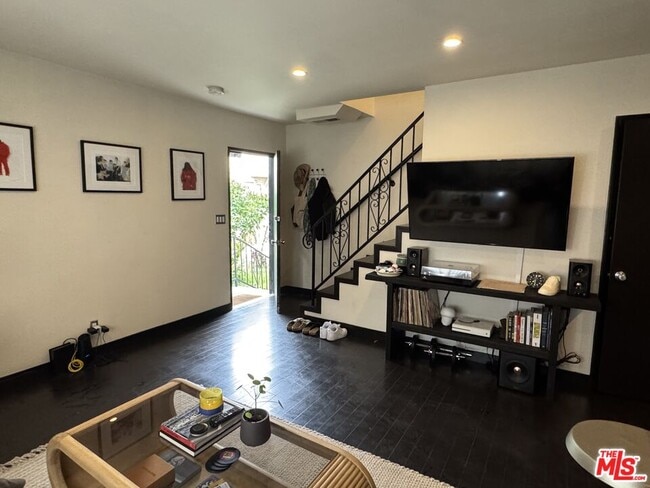 Photo - 6356 W 6th St Unidad 6356 1/2
