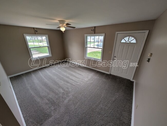 Photo - Nice 3 bedroom bungalow with full basement and garage.