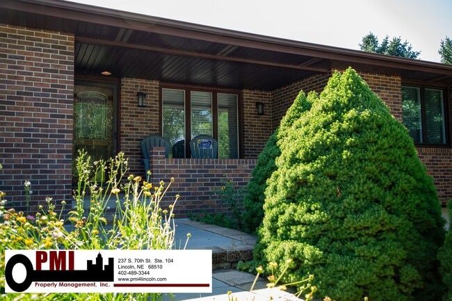 Building Photo - 3 Bedroom and 2 bathroom ALL utilities inc... Rental