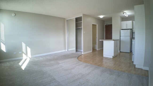 Building Photo - 11147 Whyte Ave NW Unit 903