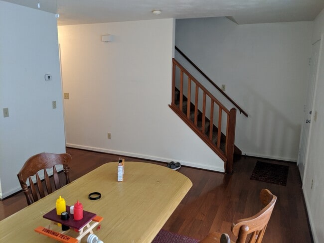 Foyer/Living room - 892 Patrick Henry Dr