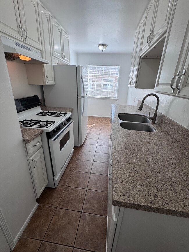 Building Photo - 1850 N Hollywood Way Unit A