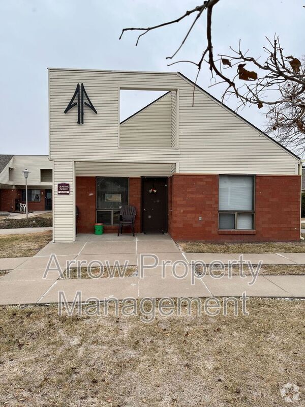Building Photo - 11141 N 137th St Unit 12 Rental