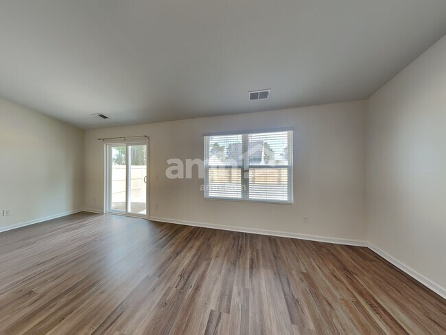 Photo - 1370 John Swann St