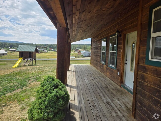 Building Photo - For Rent: Cozy 3 Bedroom 2 Bath Home near ...