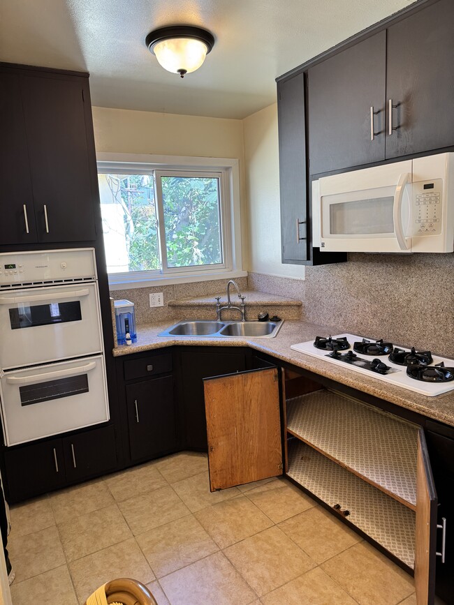 Building Photo - 1286 W 36th St Unit 3
