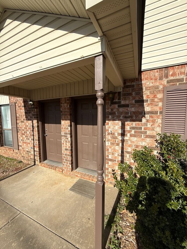 Building Photo - 1706 W 2nd St Unit 6