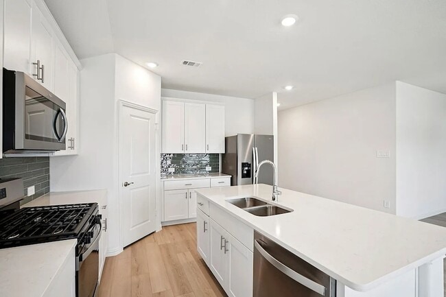 Photo - 704 Edgehurst Dr