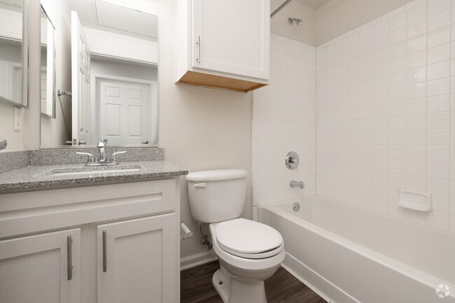 3 habitaciones, 2 baños - 1100 pies cuadrados - Baño