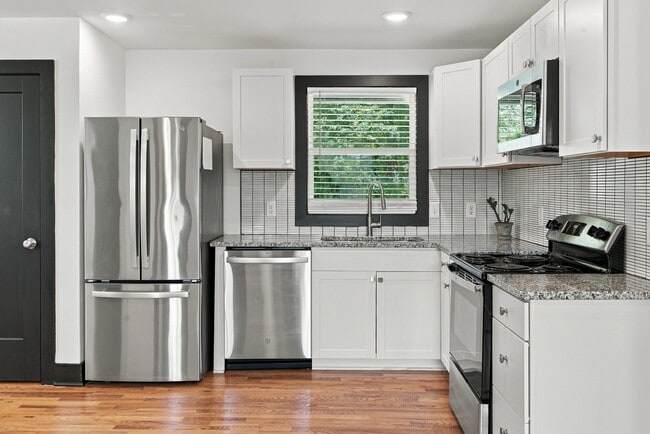 Photo - 625 Maclaurin Ct