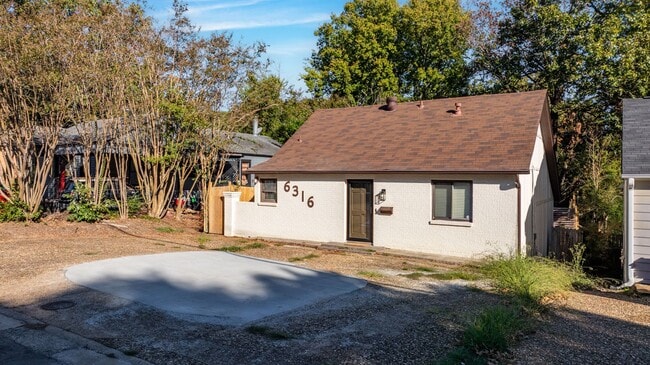 Photo - 2 or 3 Bedroom Renovated Mid-Town Charmer