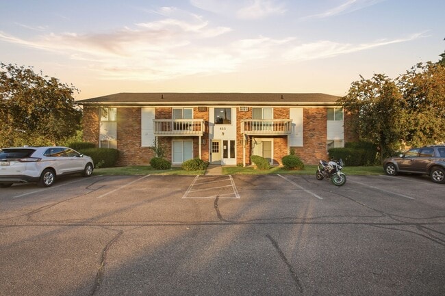 Building Photo - 825 S Grand Ave Unit Apt 1