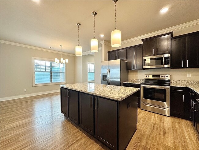 Building Photo - 707 NE Hts Ln