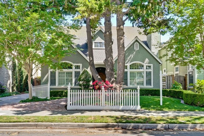 Building Photo - Stunning two-story spacious home on tranquil tree-lined street.