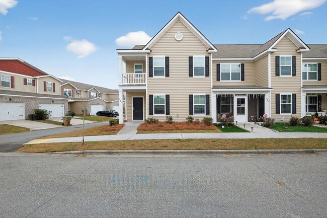 Building Photo - 4 bedroom 3 bath townhome in Rice Hope
