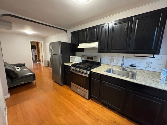 Building Photo - 72 Somers St Rental