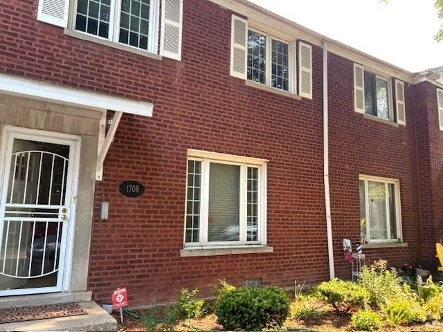 Building Photo - 1708 W Belle Plaine Ave Rental