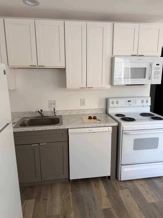 Building Photo - 2008 Mineral Spring Ave Unit 3