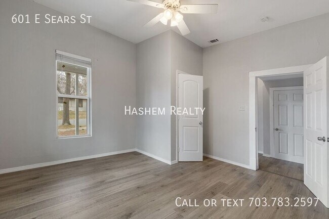 Photo - 601 E Sears St