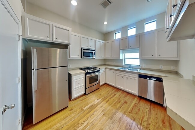 Photo - 648 Westcross St