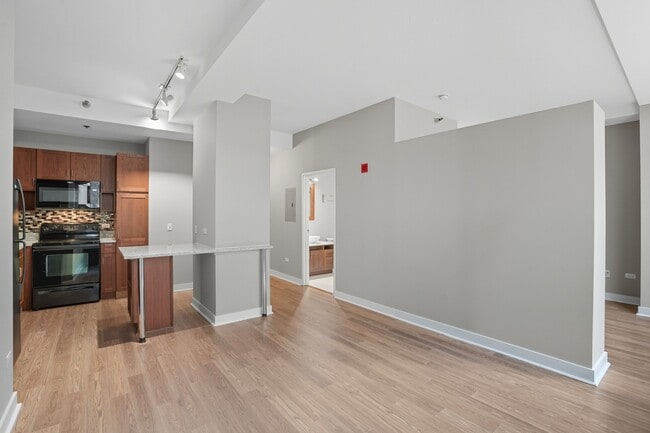 Building Photo - 12 E Lake St