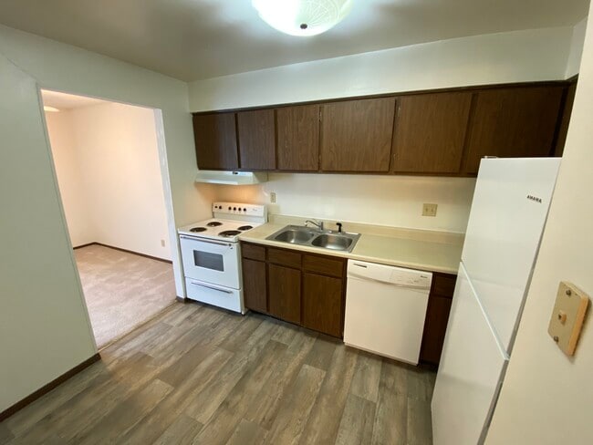 Castle 2 Bed Town Home - Kitchen - Versailles Apartments