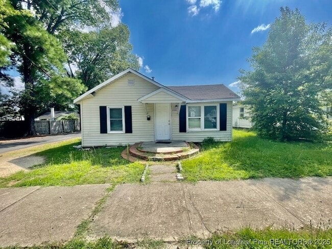 Building Photo - 304 E Pearsall St Rental