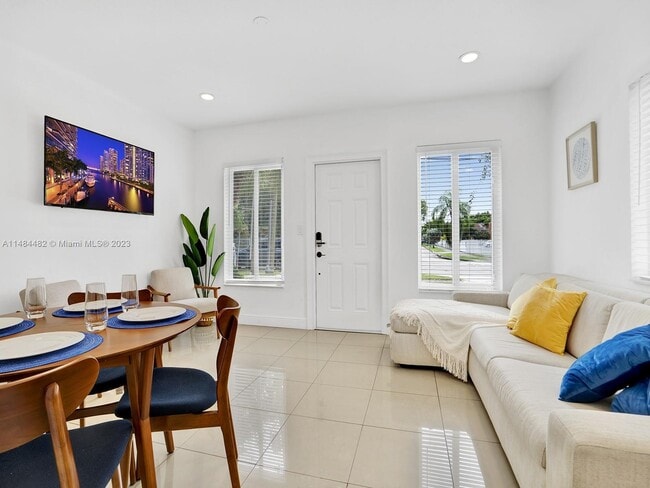 Photo - 2055 NE 140th St