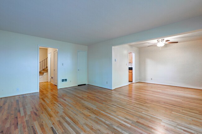 Building Photo - Chic, Updated Mid-Century Townhouse! Unit 057