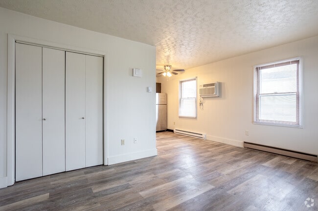 1BR, 1BA - 578SF - Williamsburg Townhomes