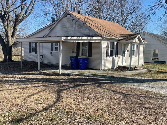 Building Photo - 3 Bedroom/2 Bath Cozy Home with an amazing...