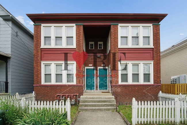 Photo - 927 W Town St