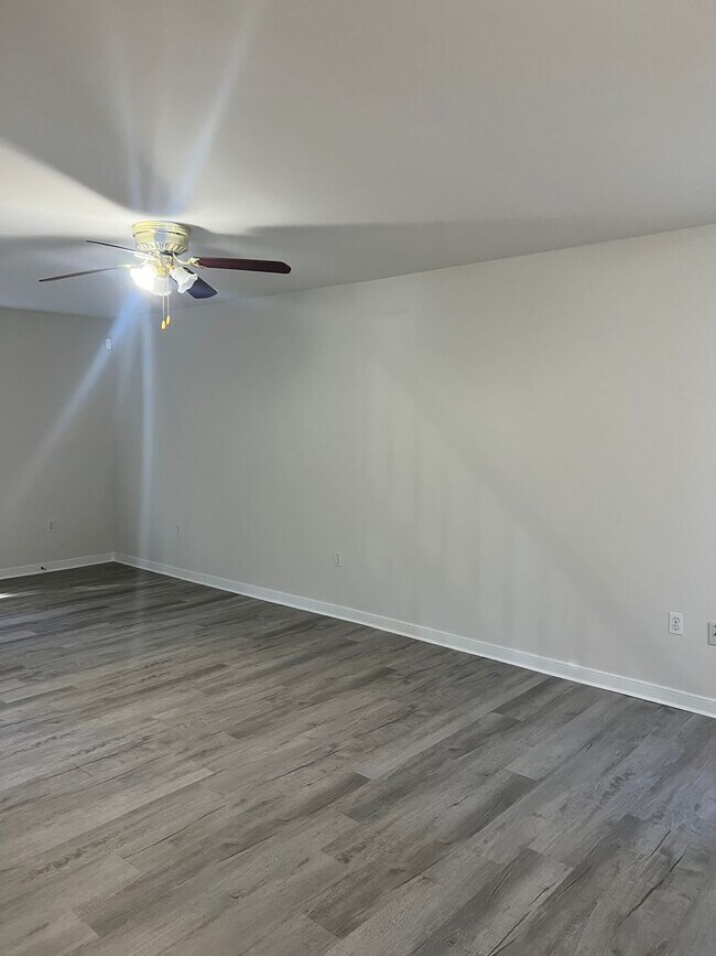 Photo - 2123 Cloverdale Ave