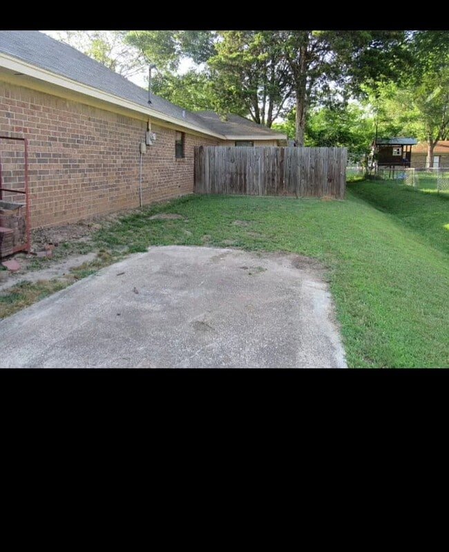 Building Photo - 205 Clover Ln