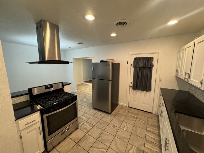 Photo - 805 W Quay Ave