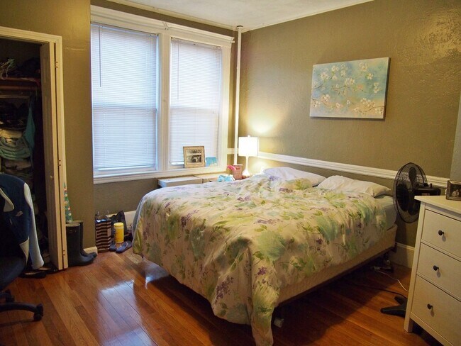 Photo - Sunny Spacious 4 Bedroom