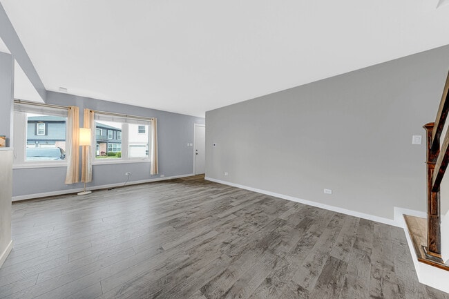 120 W Inverrary Ln