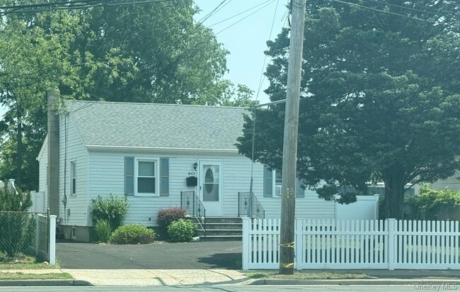 Building Photo - 842 N Wellwood Ave