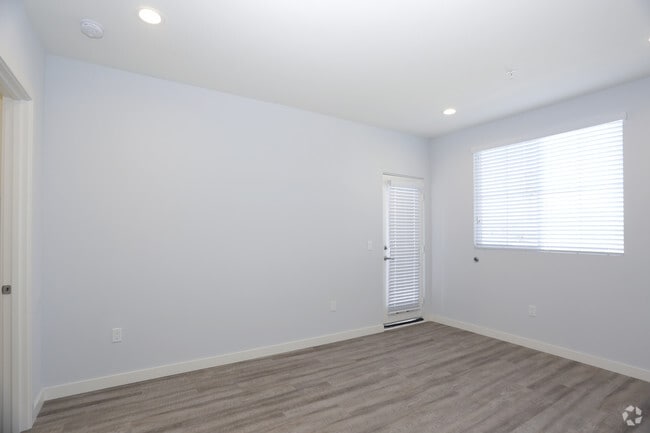 2BR, 2BA - 1031 SF