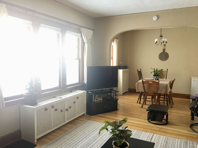 Photo - 908 E 4th St Unit 1