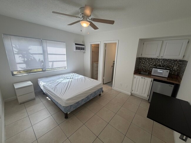Building Photo - Efficiency Apartment with Pool and Laundry... Unit 4