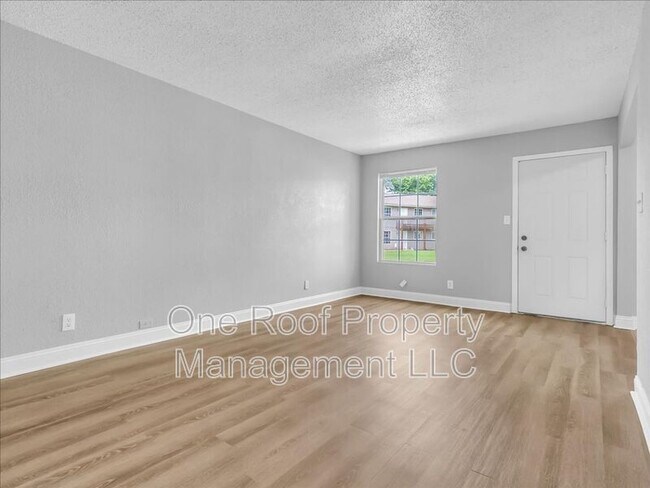 Photo - 2000 Chateau Dr