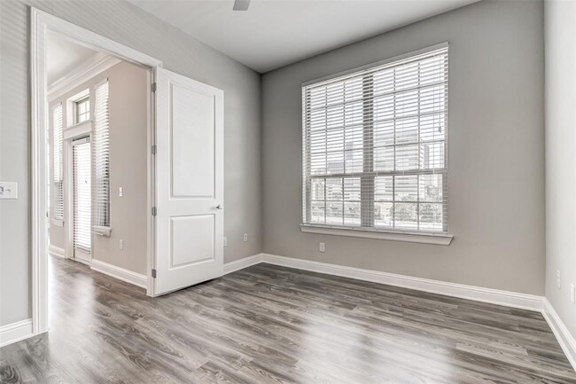 Building Photo - 2111 Austin St Unit 335 Rental
